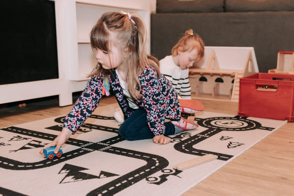 kinderen spelen op autokleed