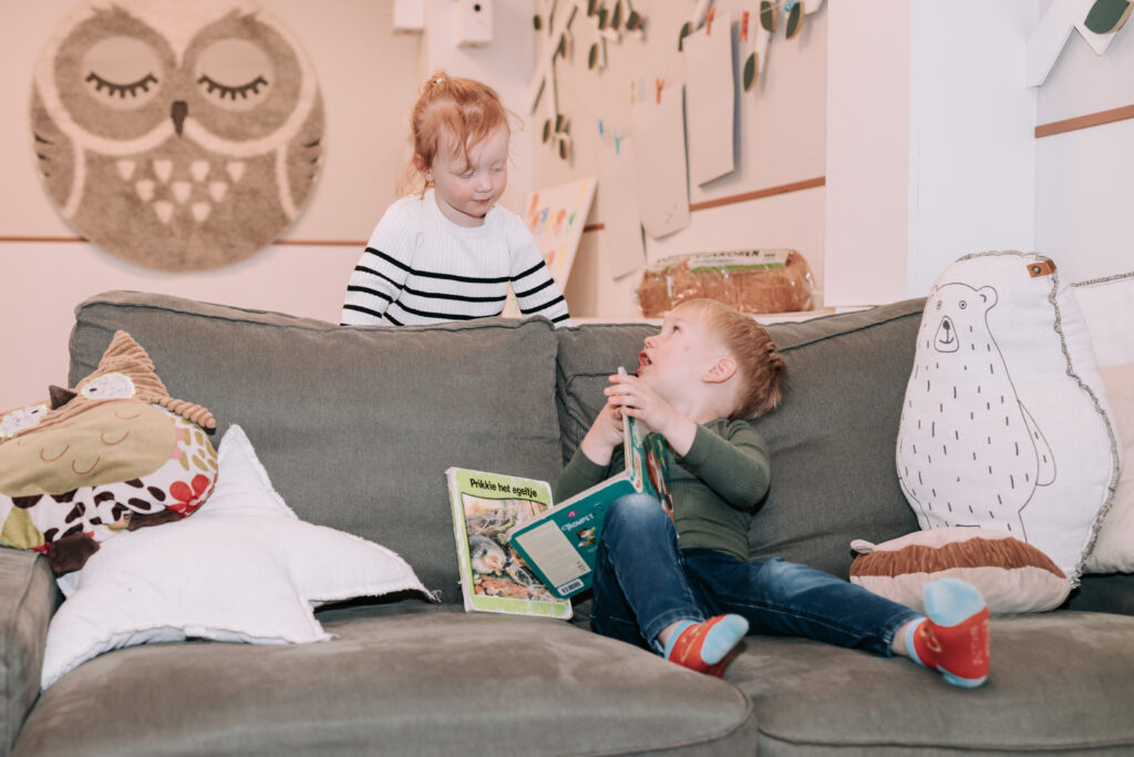 kinderen kletsen met elkaar